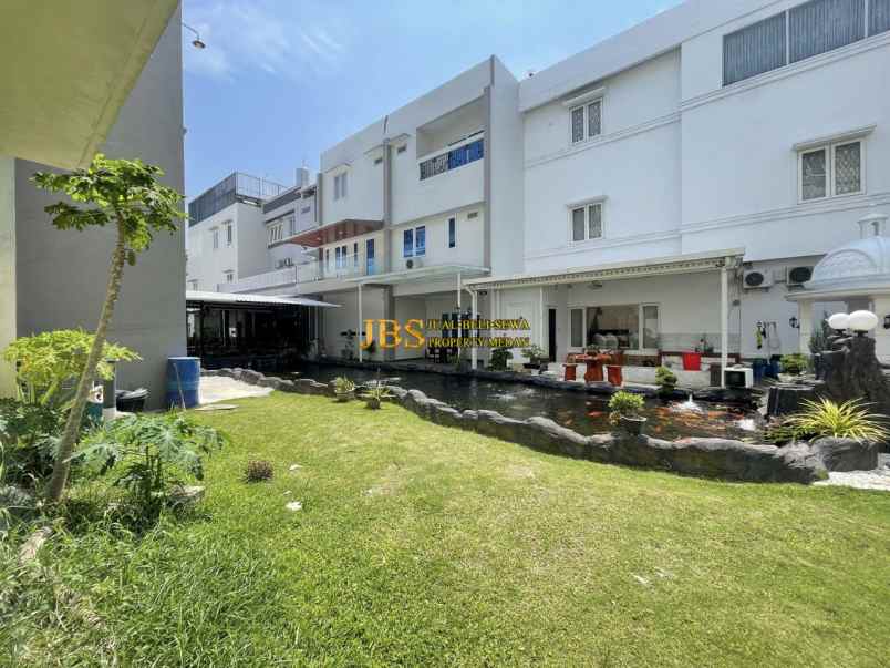 dijual villa komplek cemara kuta jalan