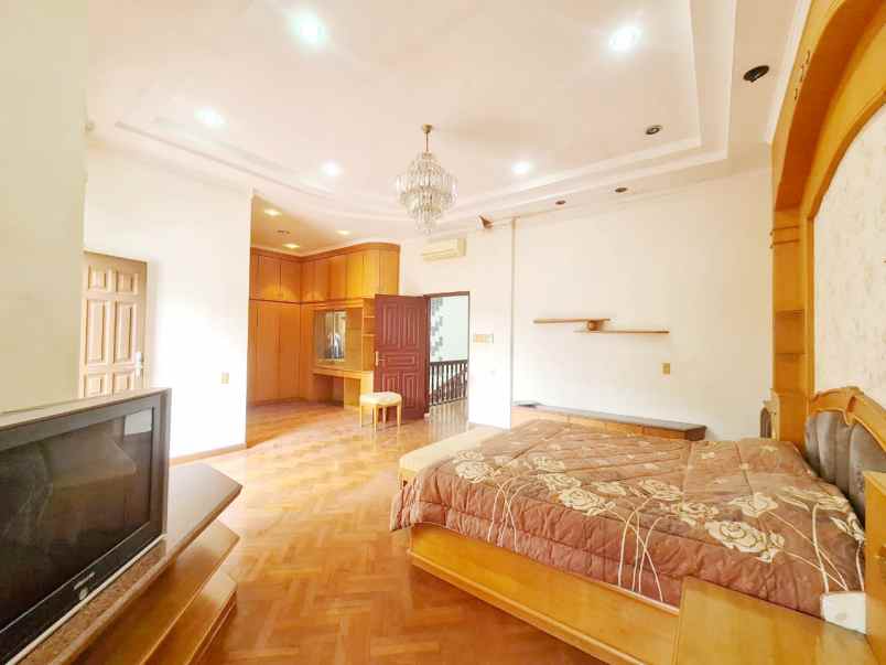dijual villa komplek taman polonia 4