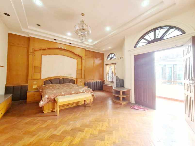 dijual villa komplek taman polonia 4