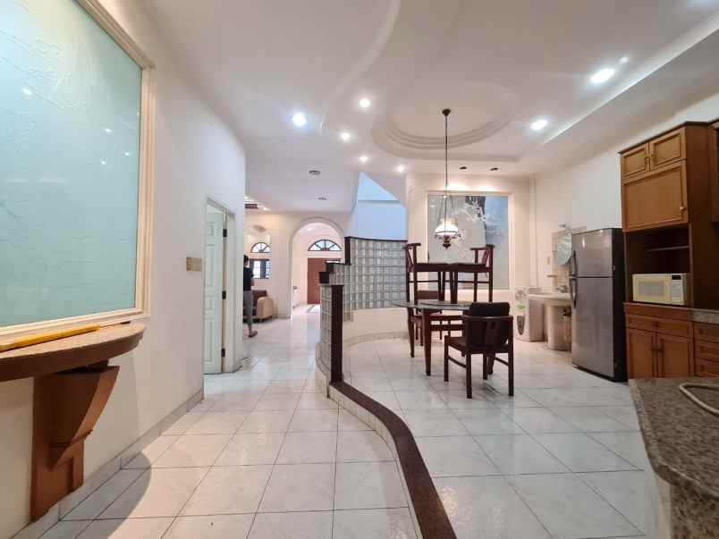 dijual villa komplek taman polonia 4