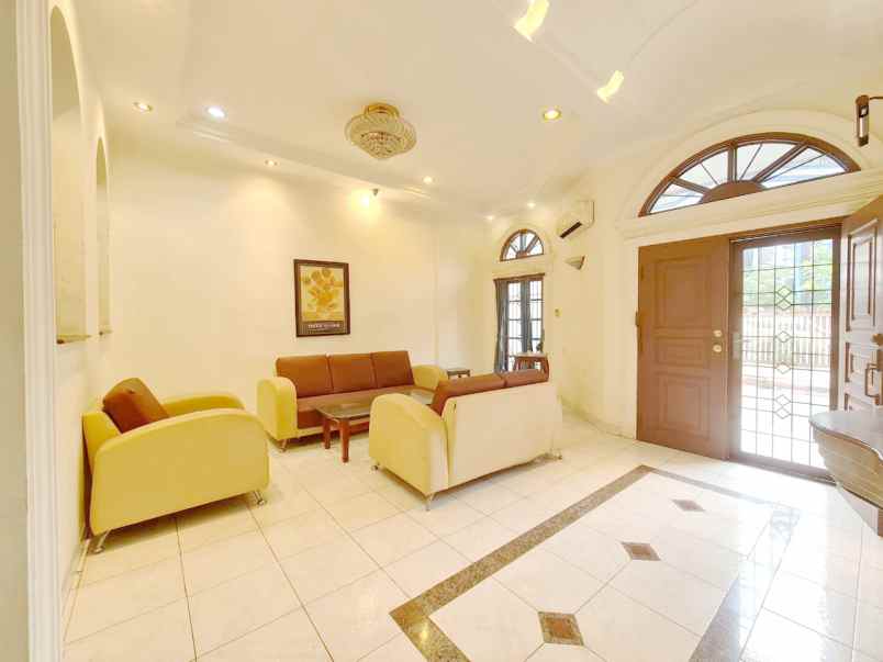 dijual villa komplek taman polonia 4