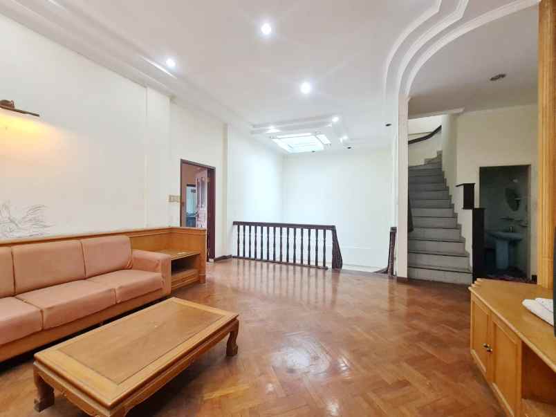 dijual villa komplek taman polonia 4