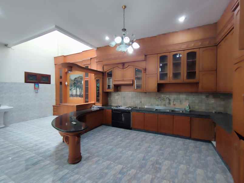 dijual villa komplek taman polonia v