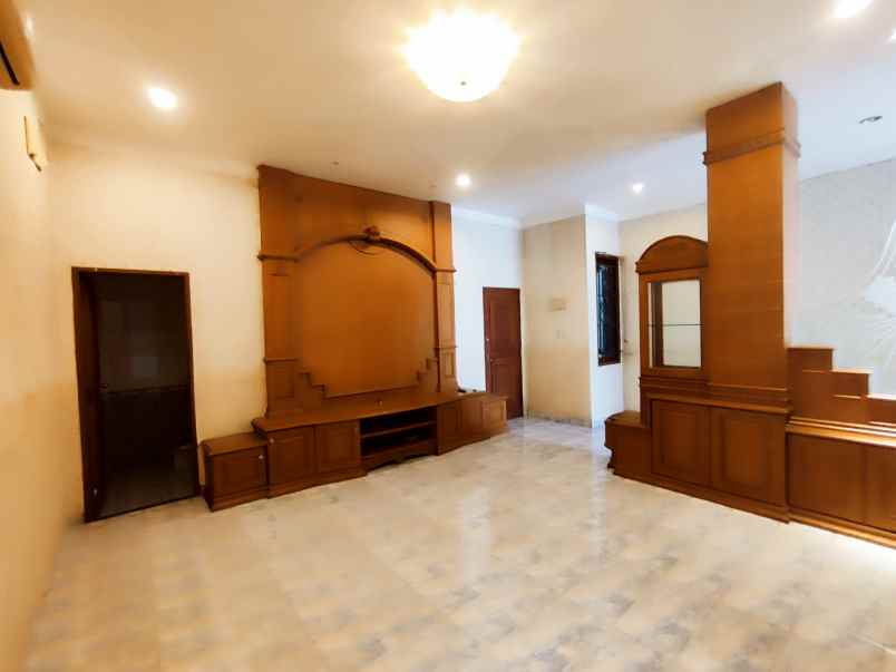 dijual villa komplek taman polonia v