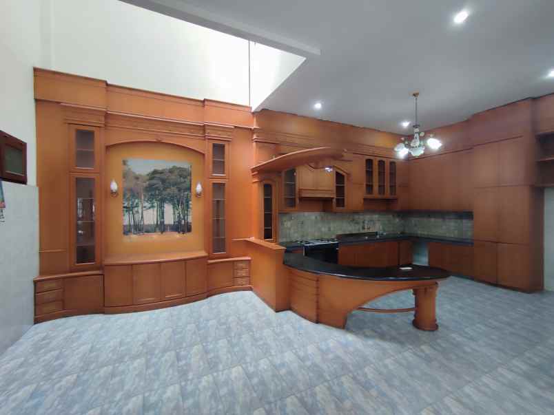 dijual villa komplek taman polonia v