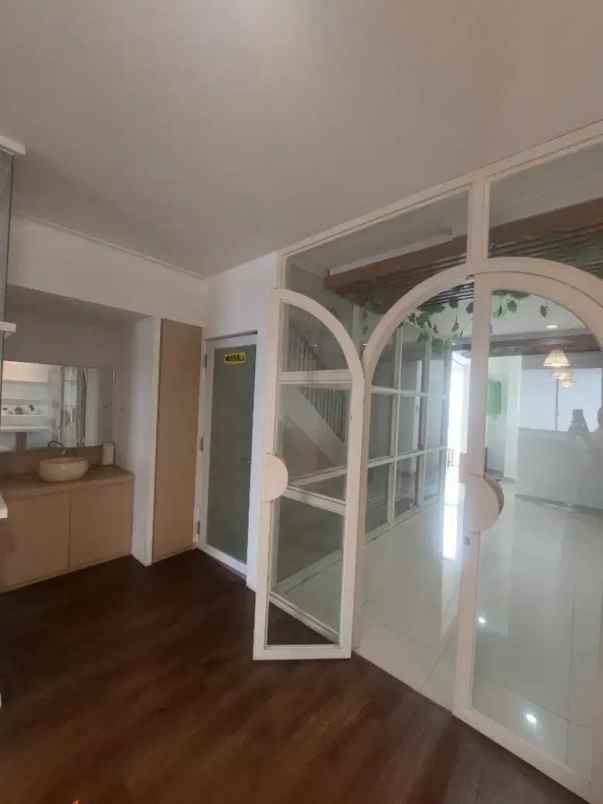 disewakan ruko cantik 2 5 lantai siap pakai di ciputat