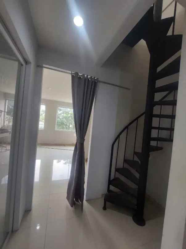 disewakan ruko cantik 2 5 lantai siap pakai di ciputat