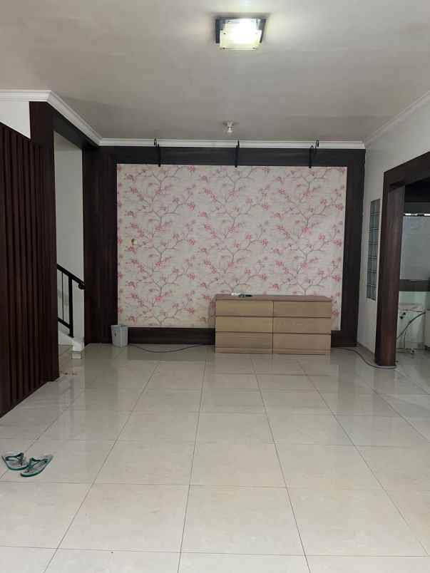 disewakan rumah kenari pik 3kt semi furnish