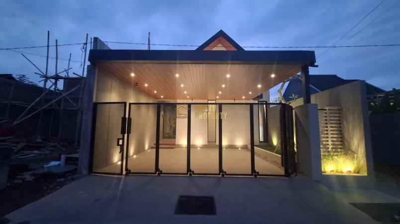 hunian rasa villa dengan halaman luas di kalasan