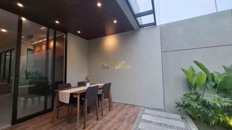 hunian rasa villa dengan halaman luas di kalasan