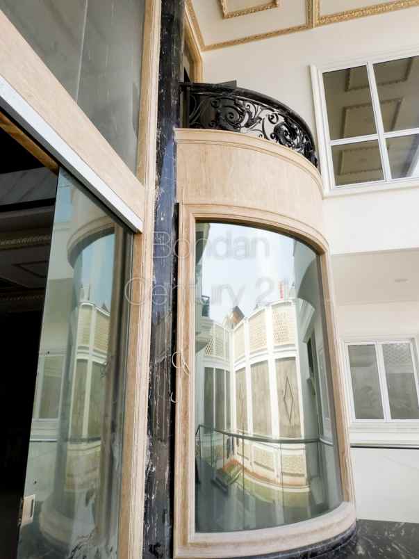 jual rumah klasik super mewah dengan lift di pondok