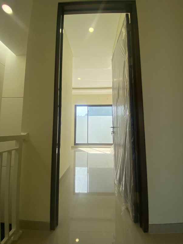 rumah 2 lantai baru gress selangkah dari merr