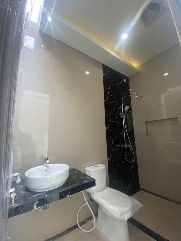 rumah 2 lantai baru gress selangkah dari merr