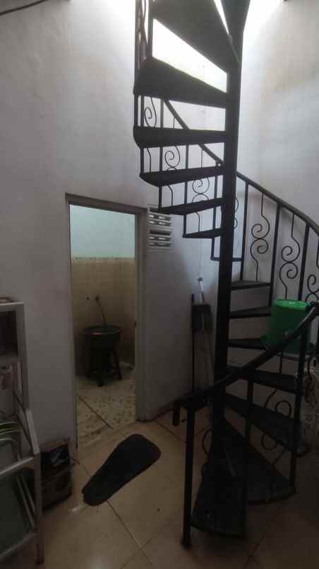 rumah 2 lantai lokasi di sigura gura kota malang