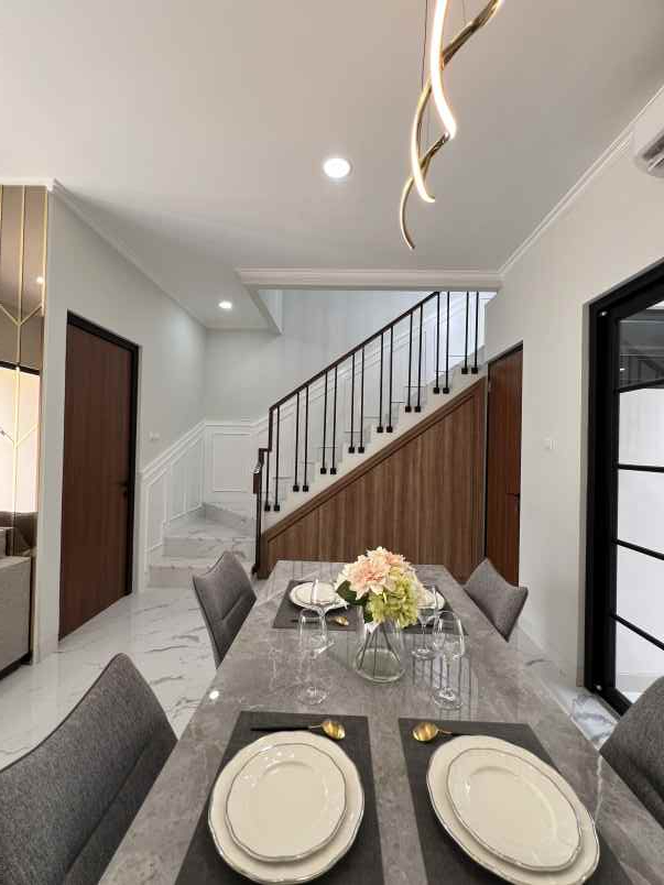 rumah 2 lantai mewah dan private dekat stasiun depok