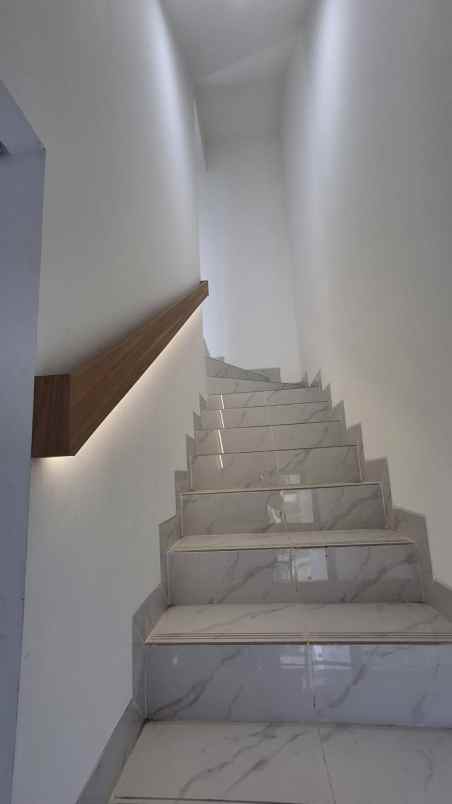 rumah 2 lantai plus rooftop area gdc pusat kota depok