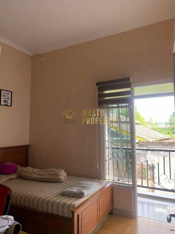 rumah 2 lantai tanah luas di perumahan maguwoharjo