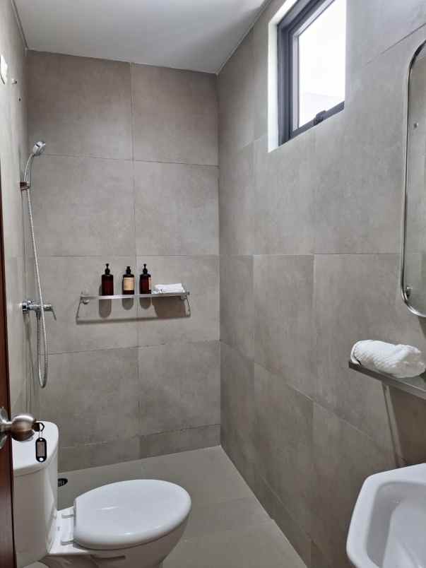 rumah 2 lantai tanpa dp dekat stasiun dan toll serpong