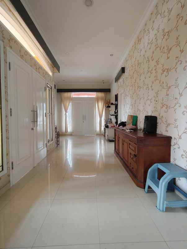 rumah 3 lantai semi furnished di cipayung jaktim