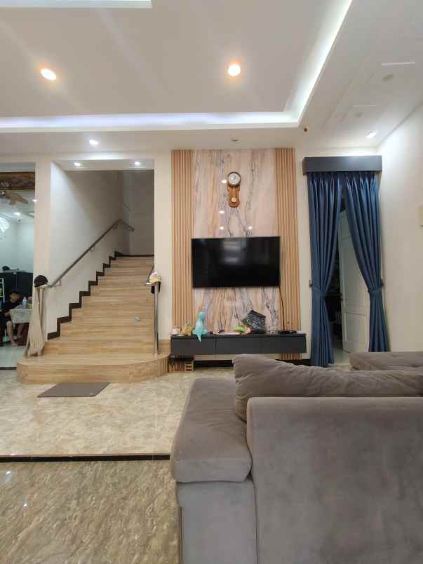 rumah 3 lantai semi furnished di cipayung jaktim