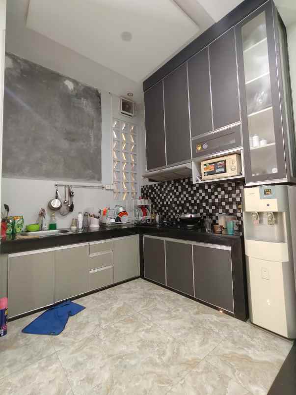 rumah 3 lantai semi furnished di cipayung jaktim