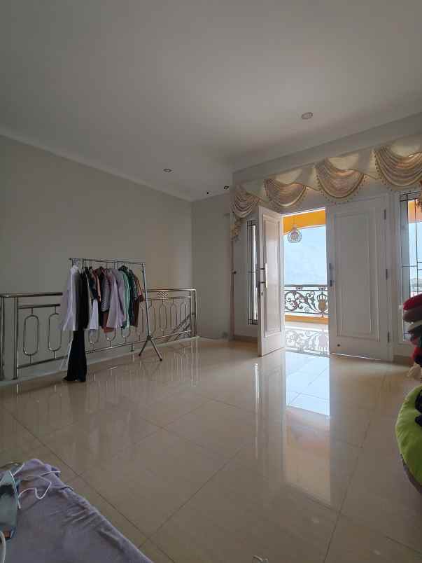 rumah 3 lantai semi furnished di cipayung jaktim