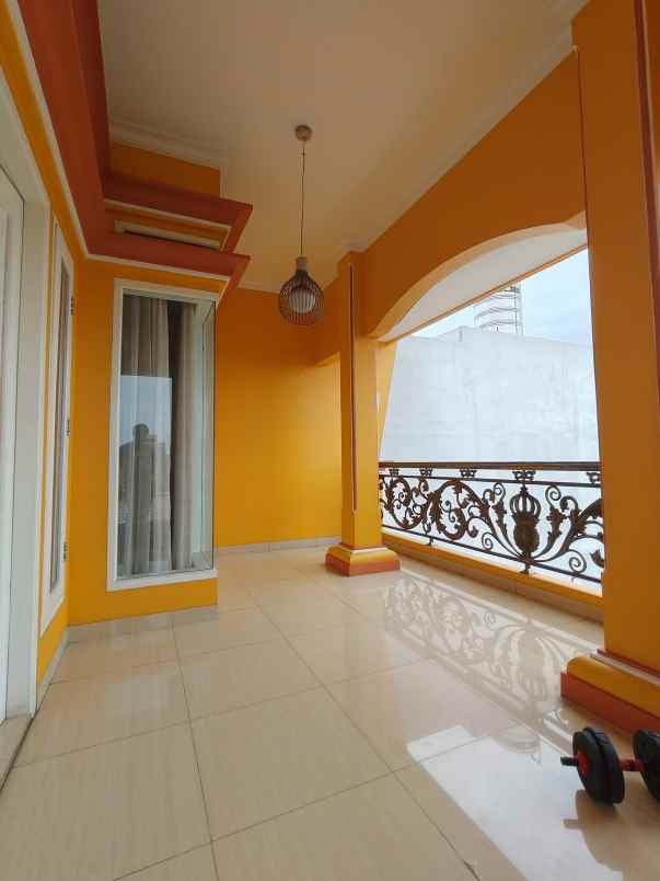 rumah 3 lantai semi furnished di cipayung jaktim
