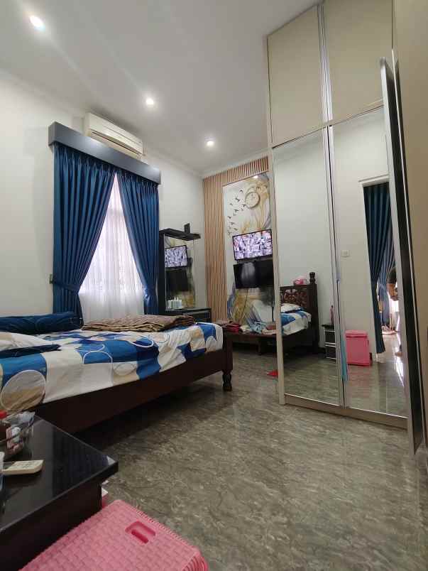 rumah 3 lantai semi furnished di cipayung jaktim