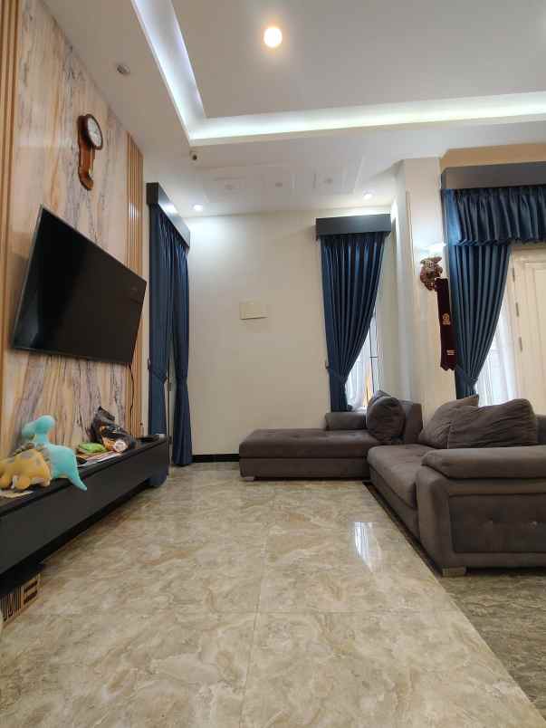 rumah 3 lantai semi furnished di cipayung jaktim