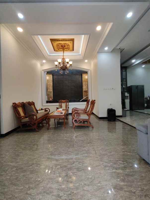 rumah 3 lantai semi furnished di cipayung jaktim