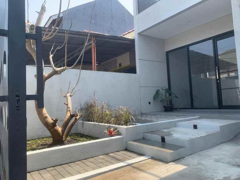 rumah baru 2 lantai industrial di cisaranten