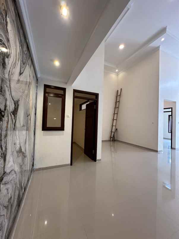 rumah baru 2 lantai siap huni strategis kota malang