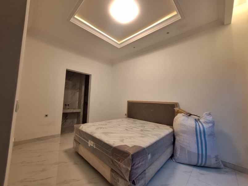 rumah cantik 2 lantai di godean km 7