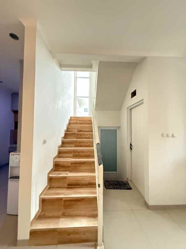 rumah cantik komplek sariwangi semi furnished