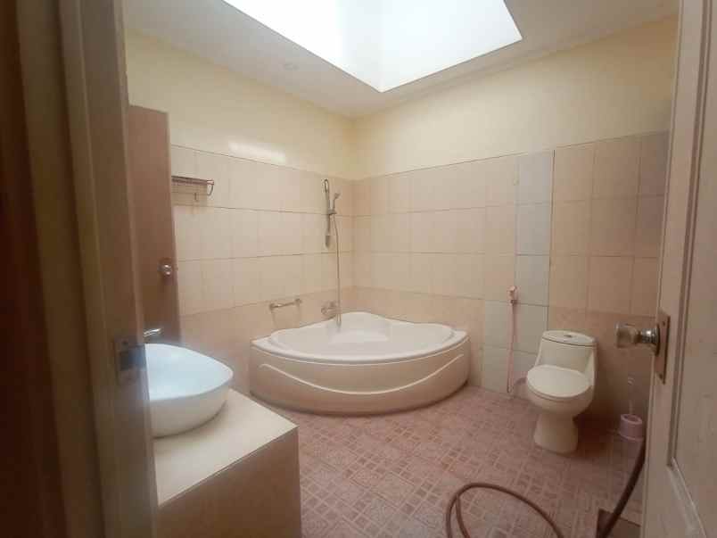 rumah coklat jawa jatibening indah