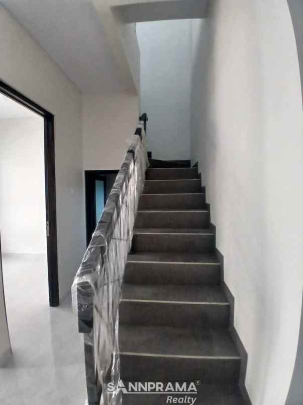 rumah kontemporer eksklusif murah di jakarta selatan