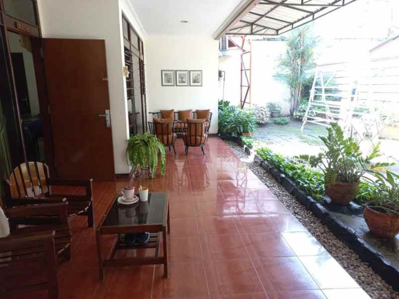 rumah mewah dan strategis dekat smp al hikmah surabaya