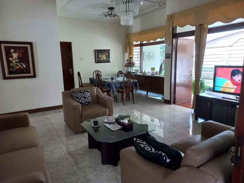 rumah mewah dan strategis dekat smp al hikmah surabaya