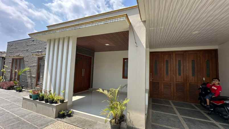Rumah Mewah Dengan 2 Muka Di Lembang Bandung