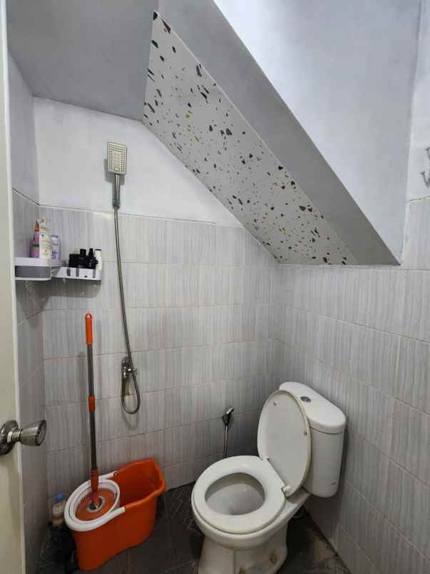 rumah minimalis 2 lantai serua ciputat siap huni