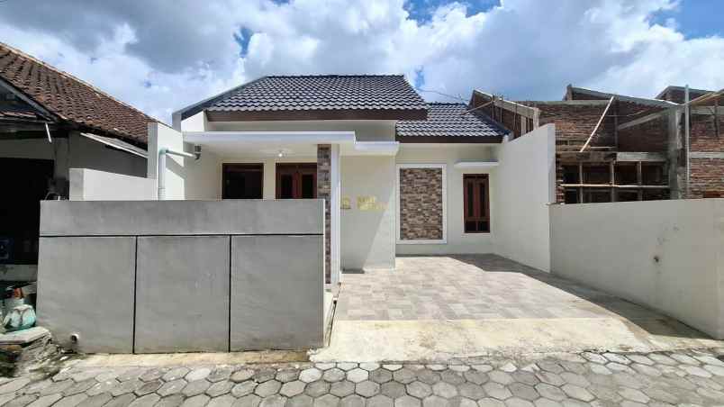rumah putih minimalis modern dekat sma n 1 banguntapan