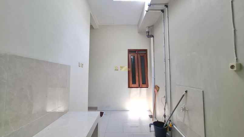 rumah putih minimalis modern dekat sma n 1 banguntapan