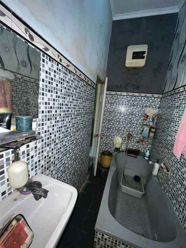 rumah second bagus 2 lantai