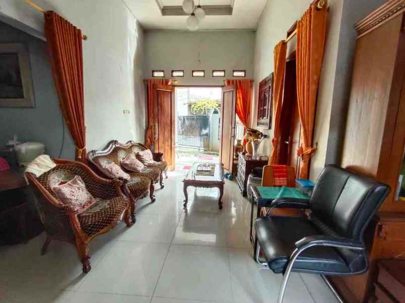 rumah siao huni dinding bata merah di cipayung depok