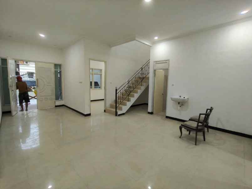 rumah sutorejo selatan strategis siap huni