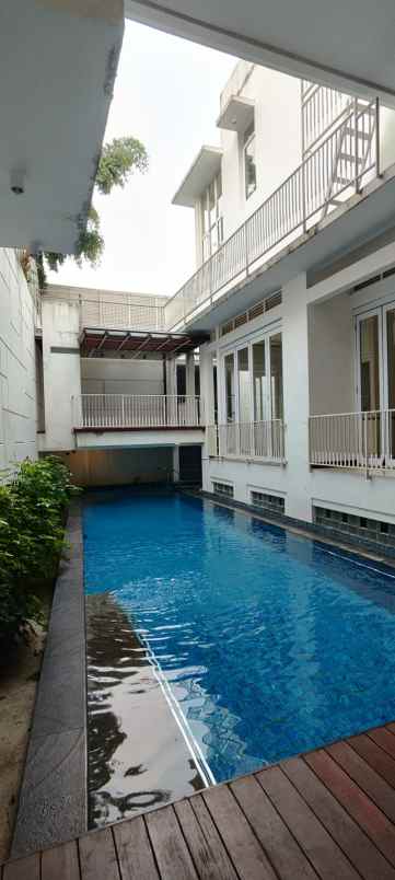 sewa rumah mewah dengan pool