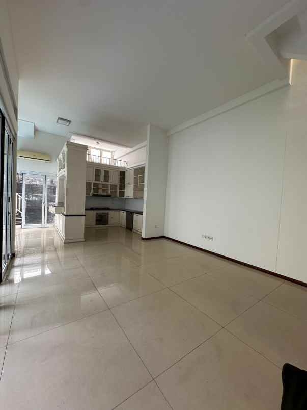 sewa rumah mewah dengan pool