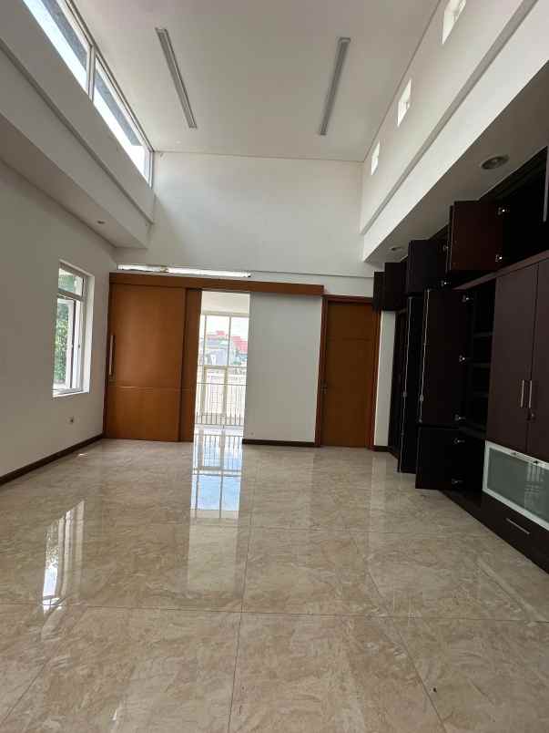 sewa rumah mewah dengan pool