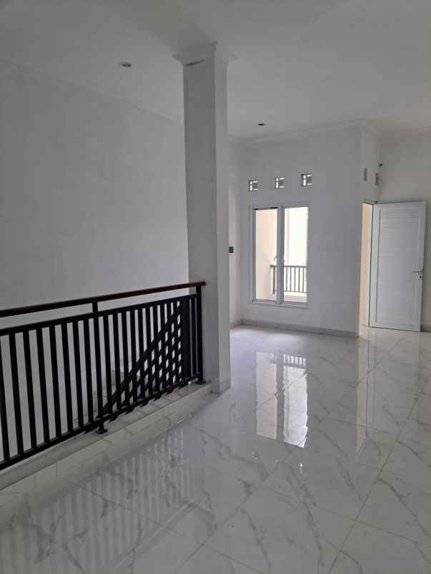 di sewa rumah 2 lantai lokasi strategis bintaro