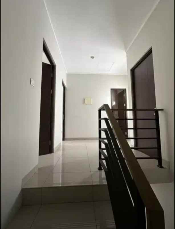dijual cepat rumah hook di burgundy summarecon bekasi
